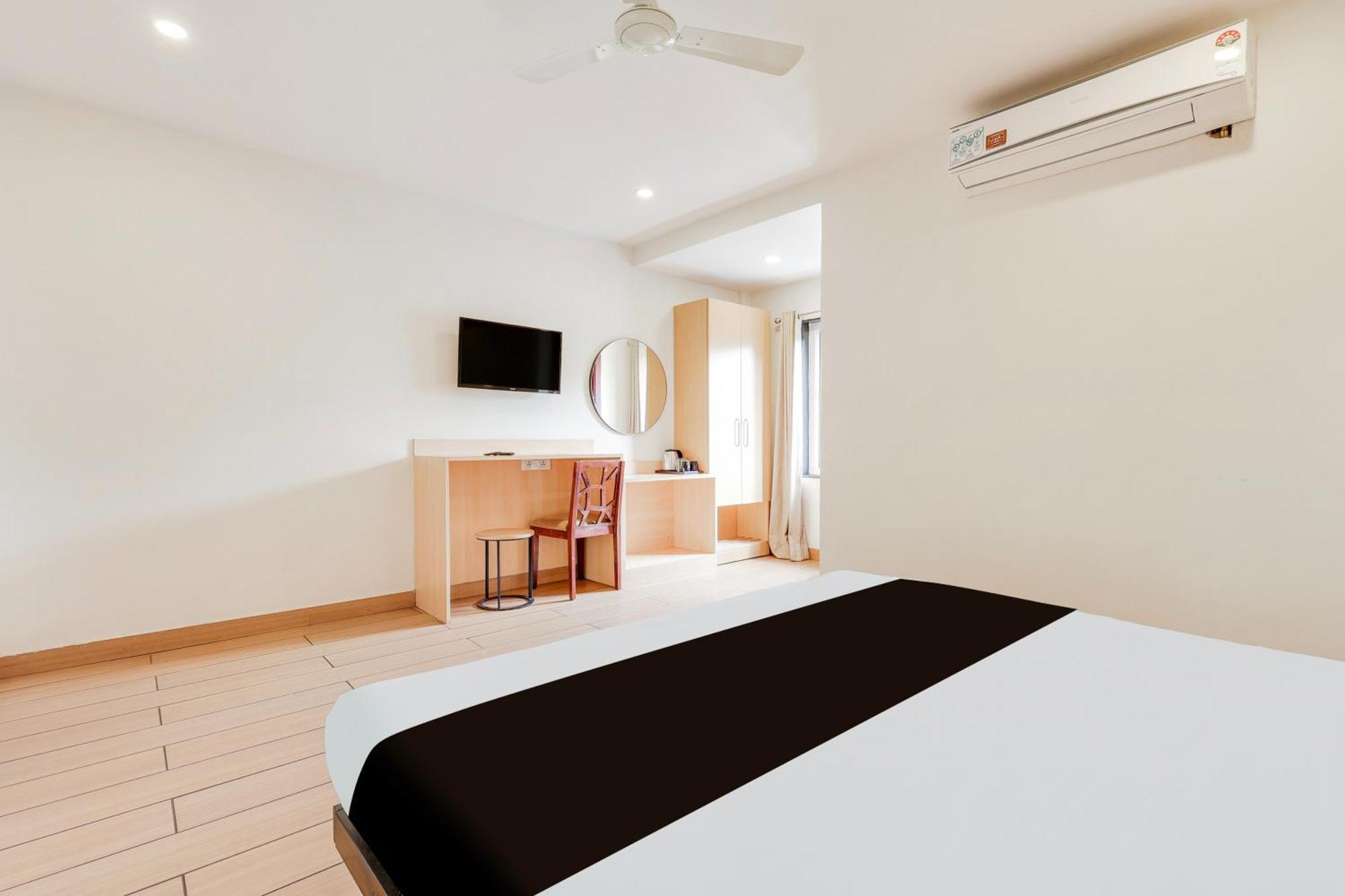 Super Townhouse Visakhapatnam Hotell Exteriör bild