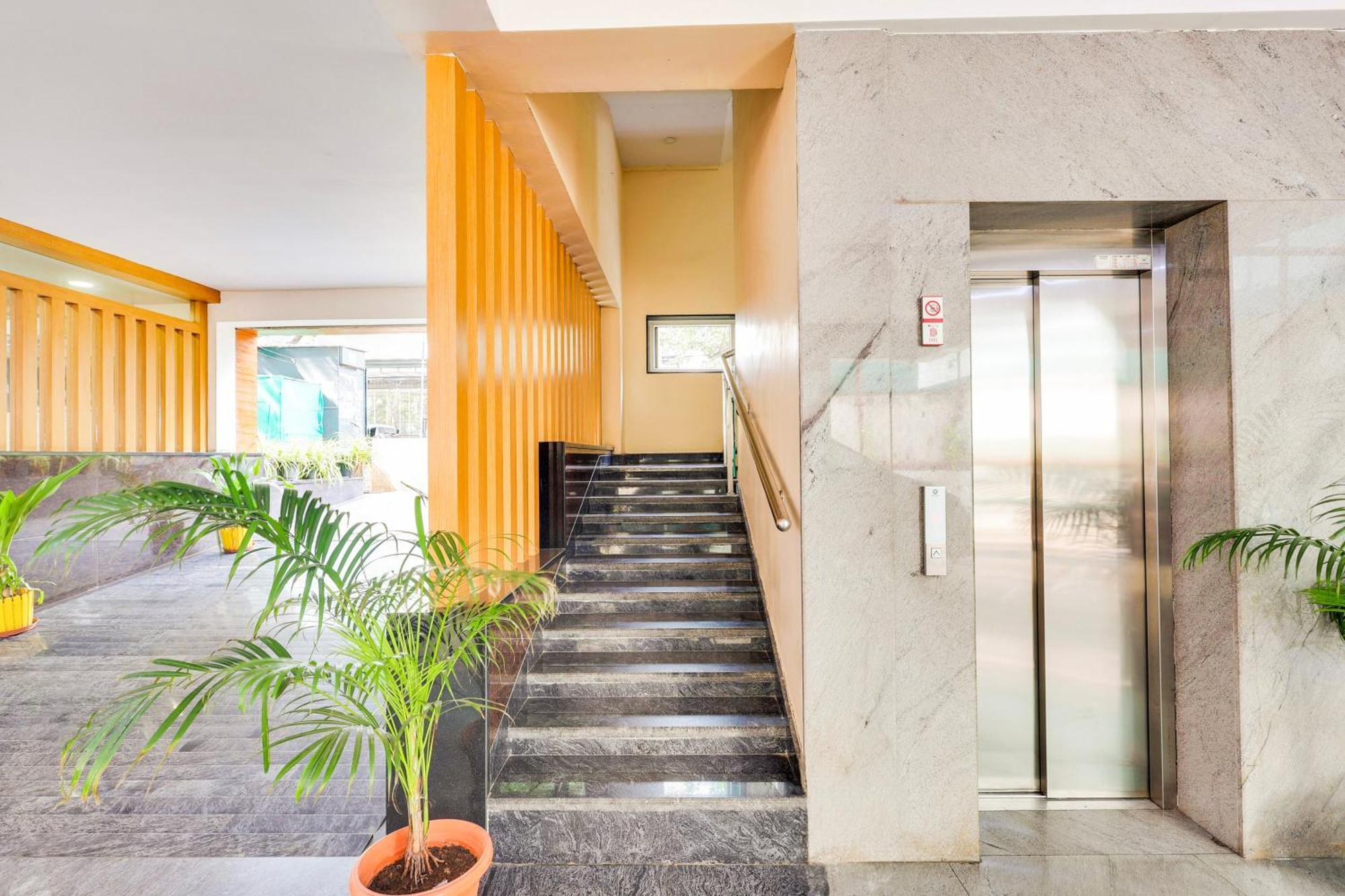 Super Townhouse Visakhapatnam Hotell Exteriör bild