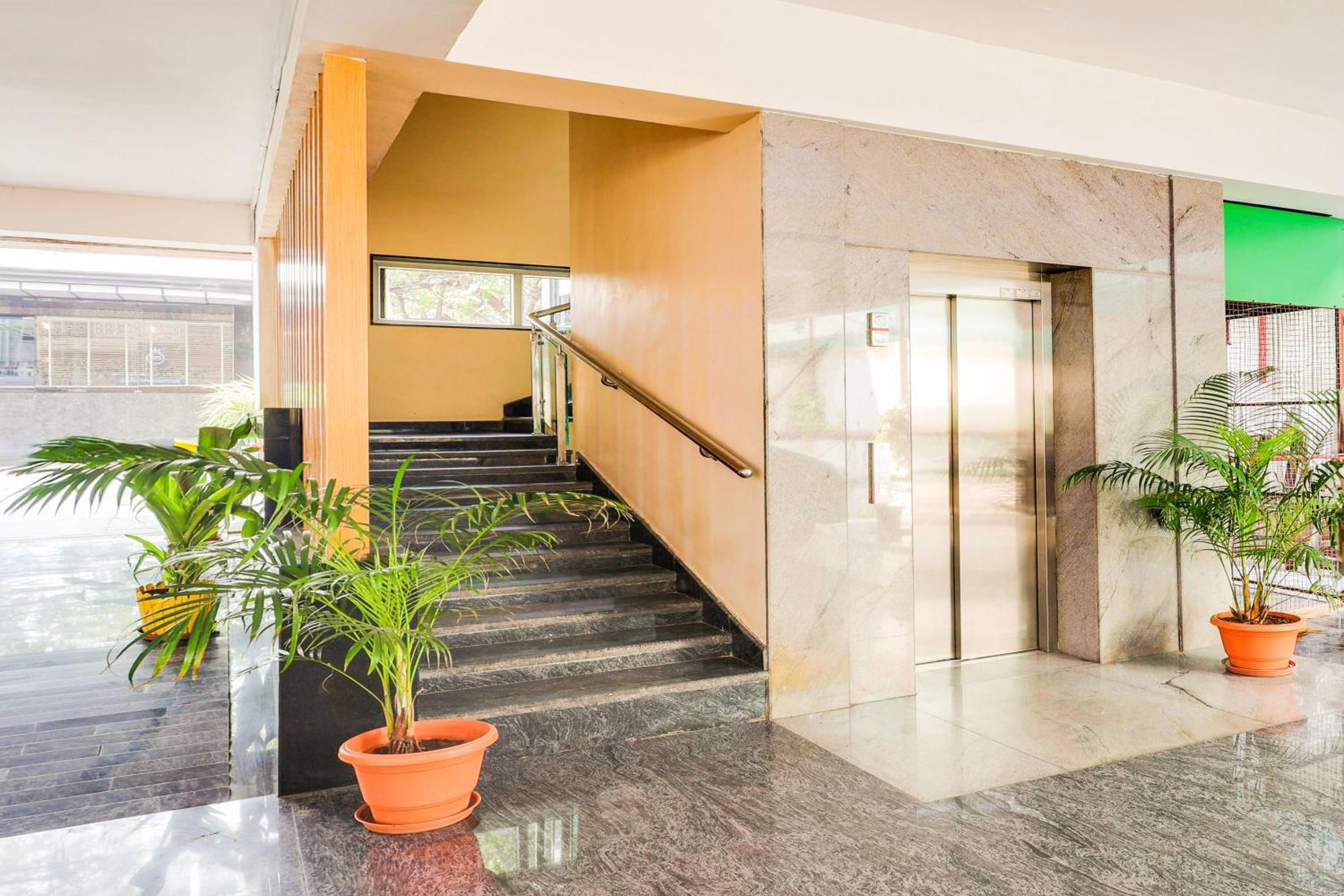 Super Townhouse Visakhapatnam Hotell Exteriör bild